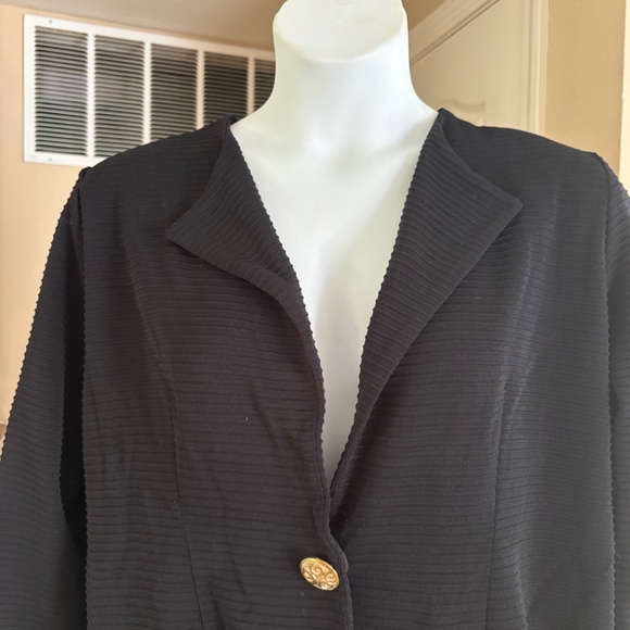 NWT Exclusively Misook Black Ribbed Knit Jacket Decorative Gold Button 1X - Picture 2 of 3